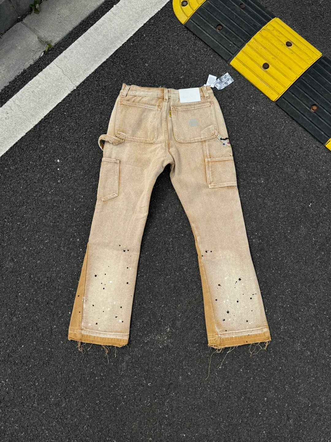 P250💰G91 GALLERY DEPT. Spliced ​​patches, ink-splashed denim bell-bottoms, washed distressed spliced ​​jeans, denim washing factory. During the process, the owner of the washing factory helped introduce a boss who once worked at the Levi OEM factory and then started his own business. This also paved the way for the following styles. Therefore, Levi's remodeled single product for the base plate is really familiar. Whether it is the fabrics supplied or the lathes used in production, there is nothing to choose from. -Color: Black -Size: S-XXL (corresponding to 28-36)